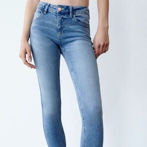 Zara Denim Jeans w/ Zipper accent on ankles